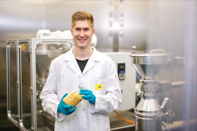 Die richtigen Wirkstoffe zur richtigen Stelle: Pharmatechnologie-Student Rahael weiss, was wirkt.