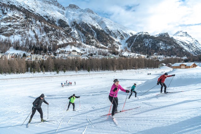 In Pontresina trainieren die Gäste auf einem Teil der Engadin-Skimarathon-Strecke.