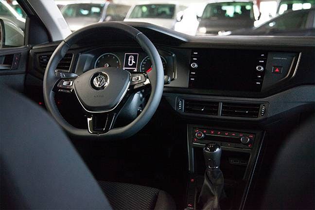 De l’intérieur, la Polo est avant tout pratique et facile d’accès. Il y a de la place pour 5 personnes plus les bagages.