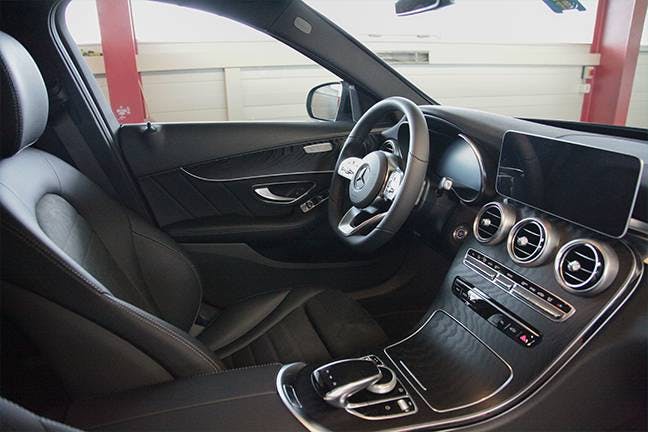 La Mercedes C220d et ses sièges en cuir proposent un confort maximal pour tous.