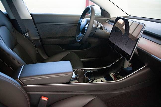 L'intérieur de la Tesla Model 3 présente un design minimaliste avec un écran tactile facile à utiliser.