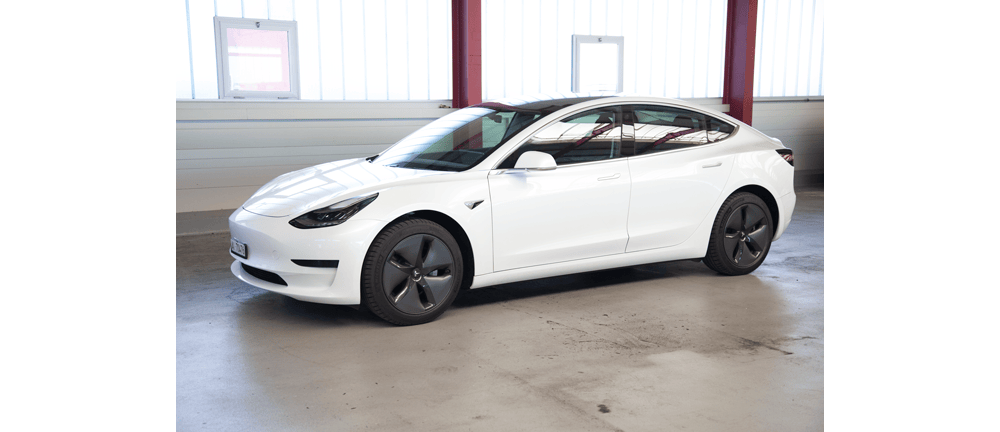 La Tesla Modèle 3 long range AWD est une voiture qui réfléchit pour le conducteur: elle l’accompagne de manière sûre sur la route dans toutes sortes d...
