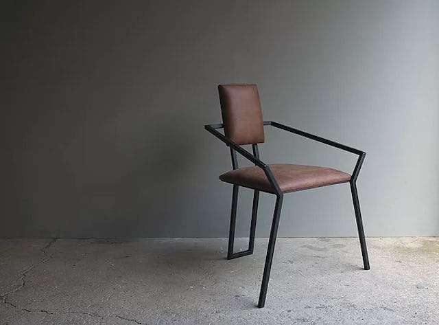 Cette chaise de Tamasine Osher est recouverte de feuilles d'ananas, ou plutôt de leurs fibres transformées qu’on appelle Piñatex, qui sont semblables au cuir. Cette chaise de Tamasine Osher est recouverte de feuilles d'ananas, ou plutôt de leurs fibres transformées qu’on appelle Piñatex, qui sont semblables au cuir.