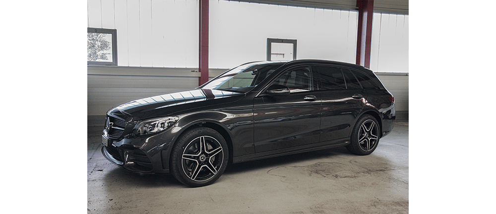 La Mercedes C220d 4M AMG Line représente la voiture polyvalente par excellence: beaucoup de place et confort garanti. Cette voiture automatique propos...