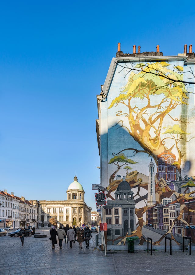 Die Belgier lieben ihre «Bandes Dessinées»: Der Molenbeeker Rathausplatz mit bemalter Fassade im Vordergrund.