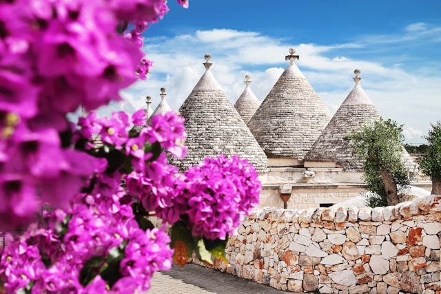 Alberobello, weltberühmt wegen seiner Trulli, den runden, weiss getünchten Steinhäusern mit spitzen Steindächern. Alberobello, weltberühmt wegen seiner Trulli, den runden, weiss getünchten Steinhäusern mit spitzen Steindächern.