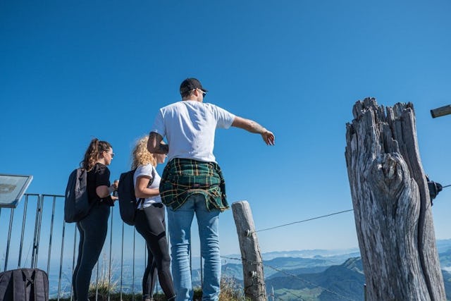 Quale di queste vette è il Pilatus? Flavia, Nikki e Janosch giocano agli indovinelli.