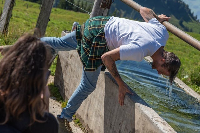 Mantenere sempre il sangue freddo: con Feldschlösschen senz’alcool…e acqua fresca di montagna.