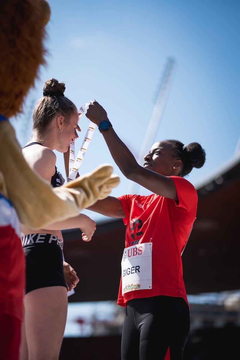 Das ist Sportsgeist: Europameisterin Yasmin Giger überreicht eine Medaille.