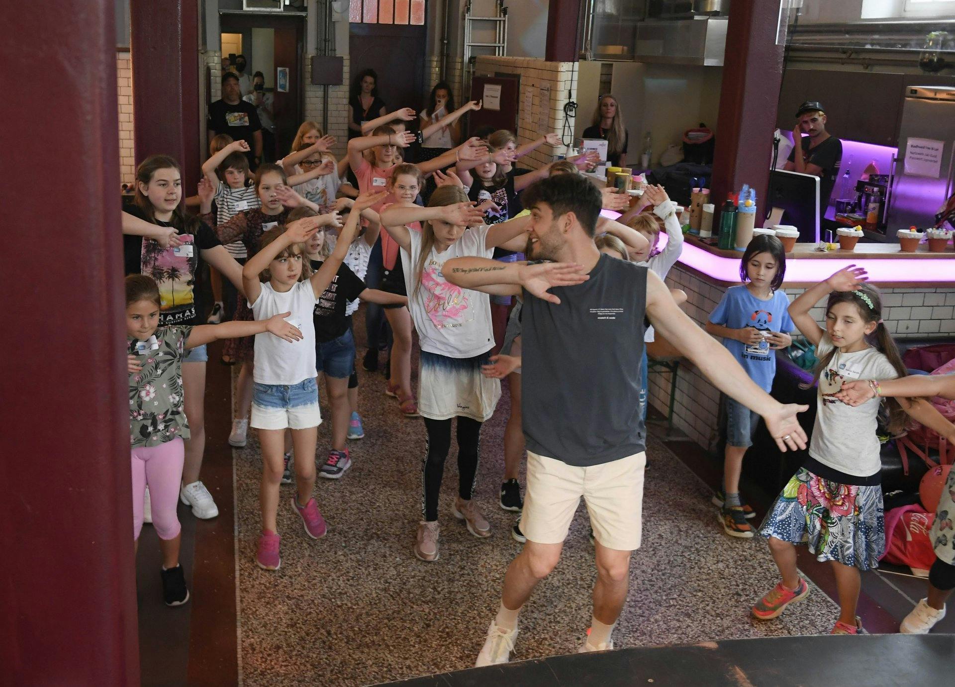 Mit Superstar Luca Hänni singen sie seinen Song «There for You».