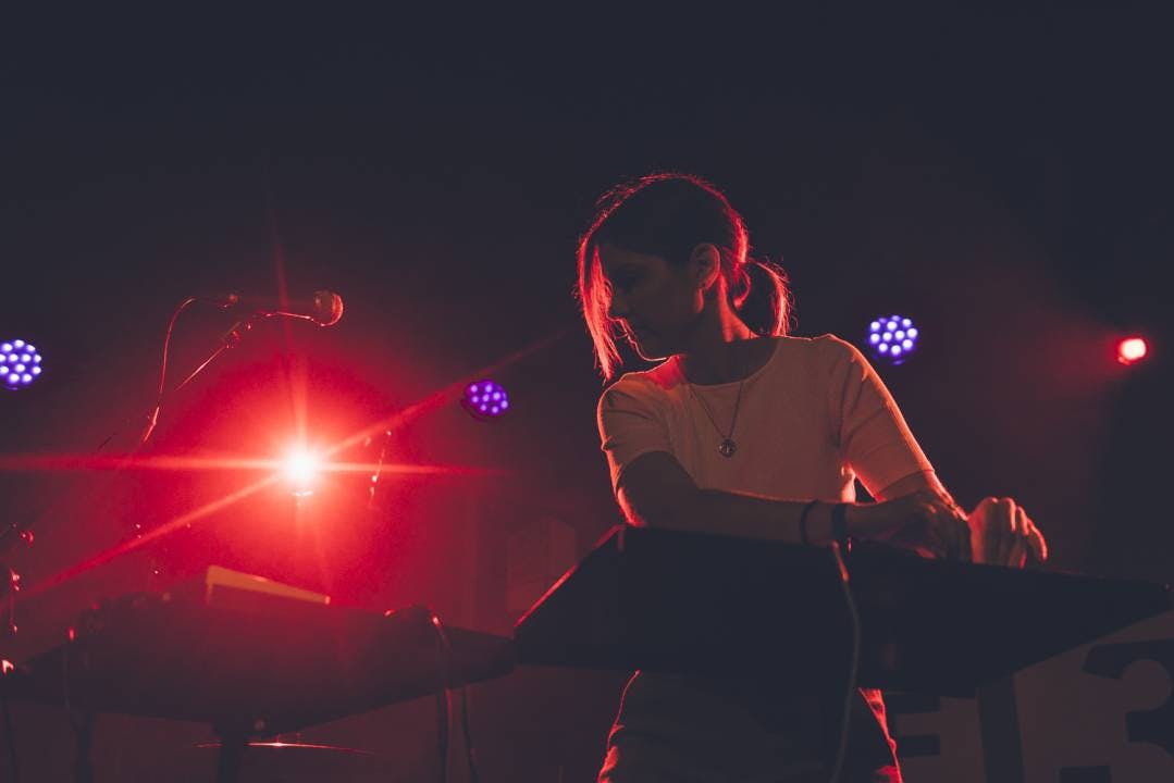 Sensu kämpfte gegen Ende ihres Sets mit technischen Problemen, liess sich davon aber nicht aus der Ruhe bringen.