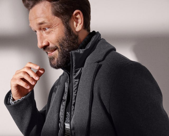 Combine ton pull en tricot avec un gilet pour un mélange de matières passionnant.