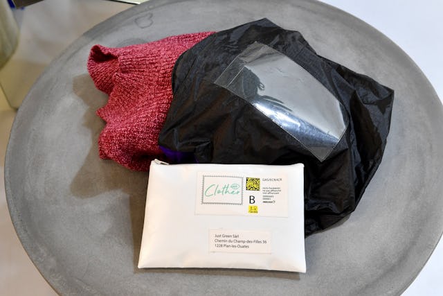 Pour ses colis, Benjamin Lecrivain n'utilise ni carton ni plastique, mais des pochettes réutilisables en toile de parapente usagée.