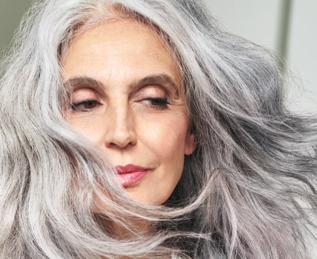 Ne cachez plus vos cheveux gris, mais éveillez-les et sublimez les avec les soins Wella!