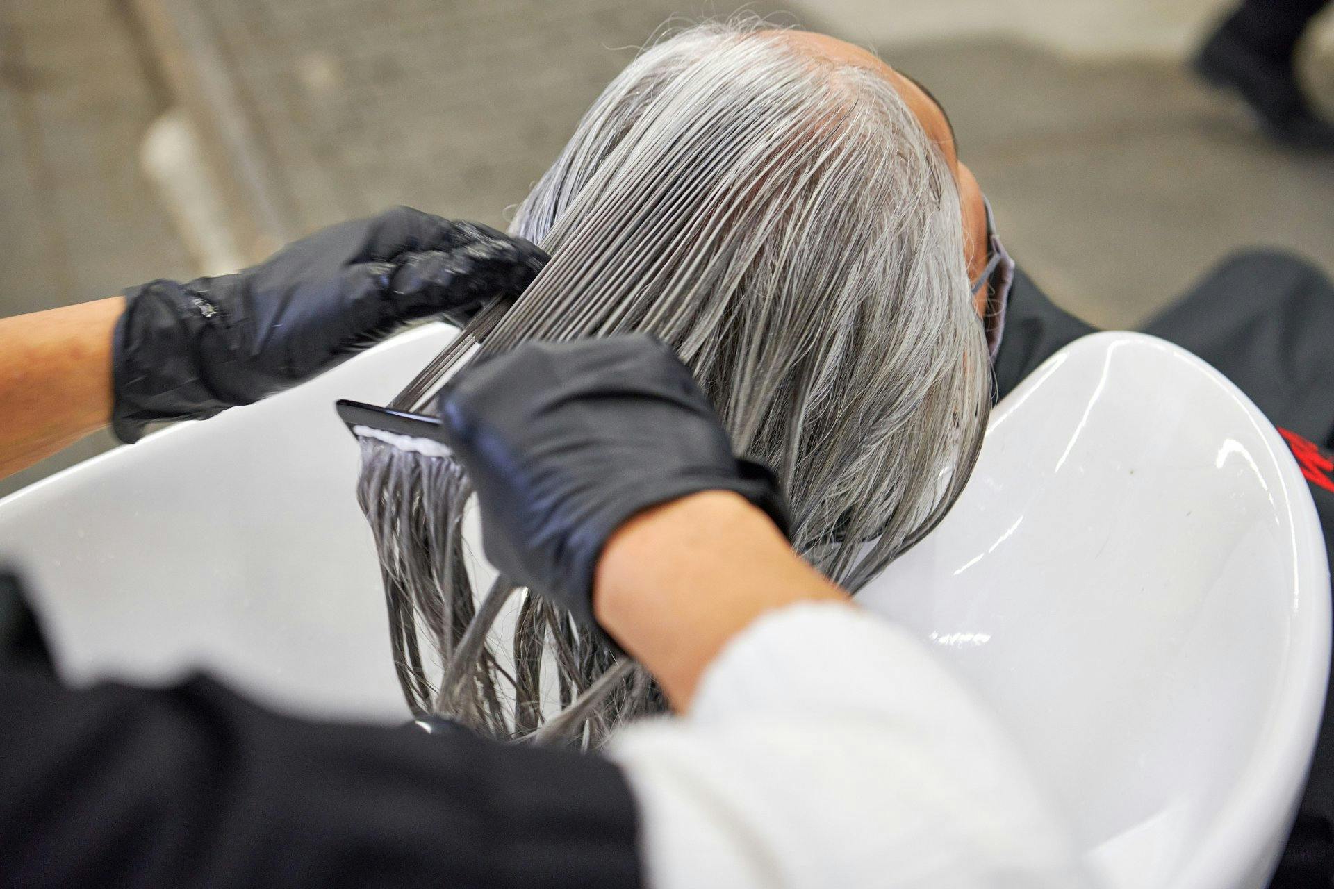 Faites sublimer vos cheveux gris en salon...