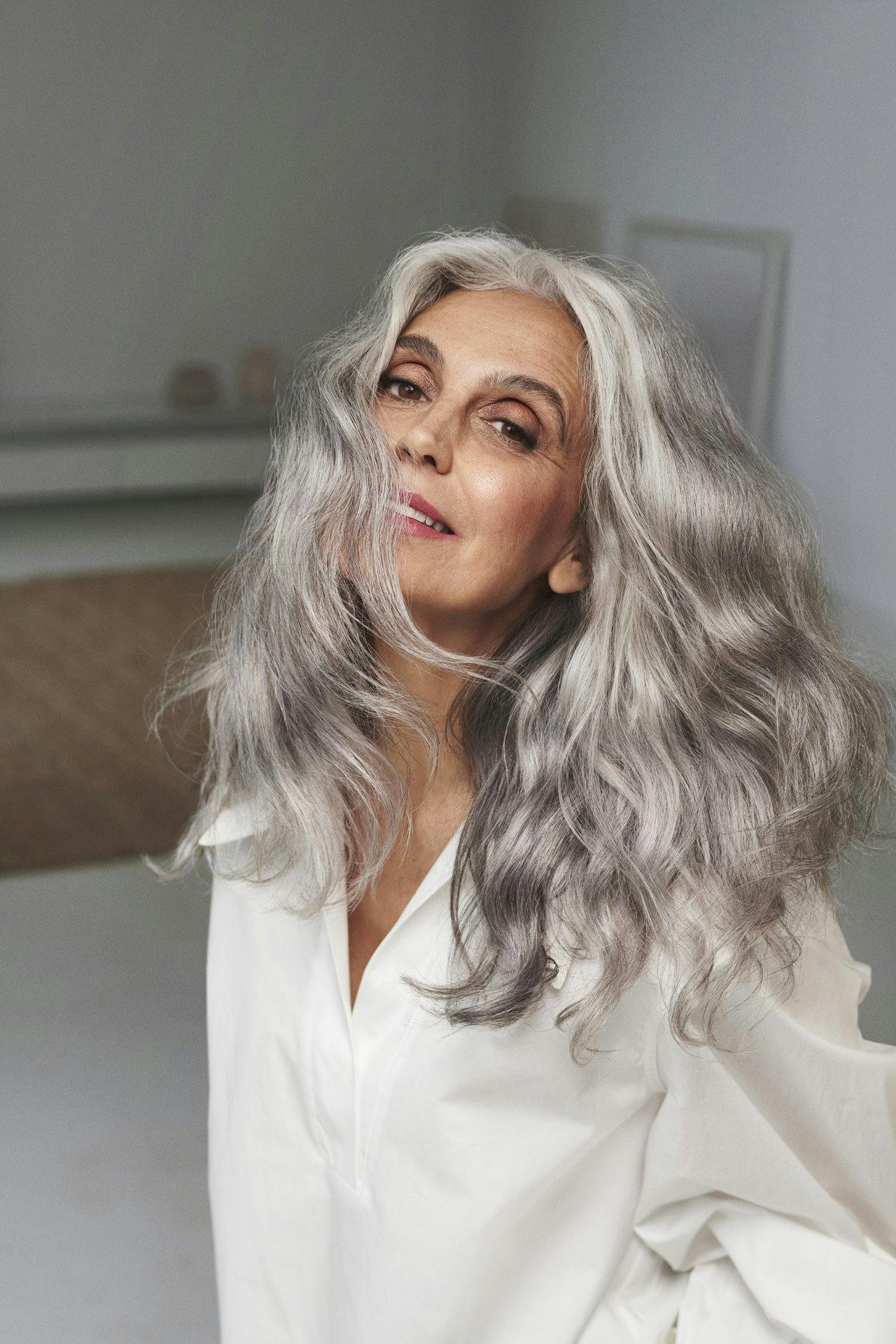 Rejoignez la #greyrevolution avec la nouvelle ligne SilverGlow de Wella Professionals.