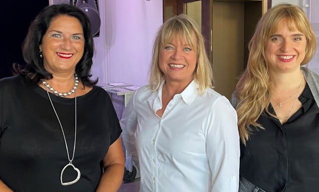 Bettina Ugolini, Expertin im Altersbereich, mit Moderatorin Daniela Lager und Sara Satir, betreuende Angehörige.
