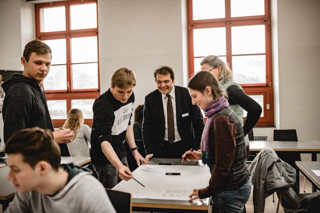 An der Universität Liechtenstein lernst du, Probleme zu erkennen, Lösungen zu finden und erhältst dabei wertvolle Unterstützung.