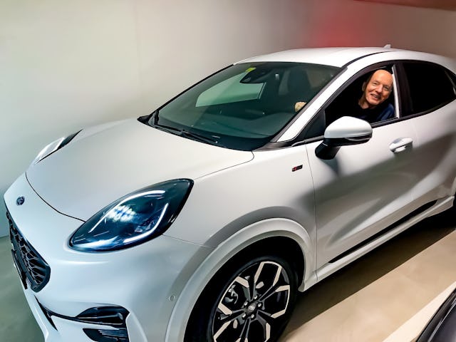 Als Dezso in die Schweiz kam, hat er sich für das Auto-Abo von Carvolution entschieden. Er fährt einen Ford Puma.