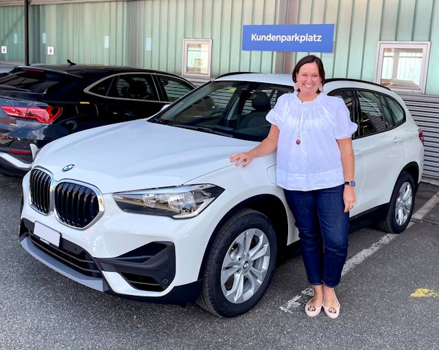 Abby ist mit ihrem BMW X1 bestens zufrieden. Ein Auto, das nicht zu gross ist und doch genügend Platz für ihre Kinder bietet.