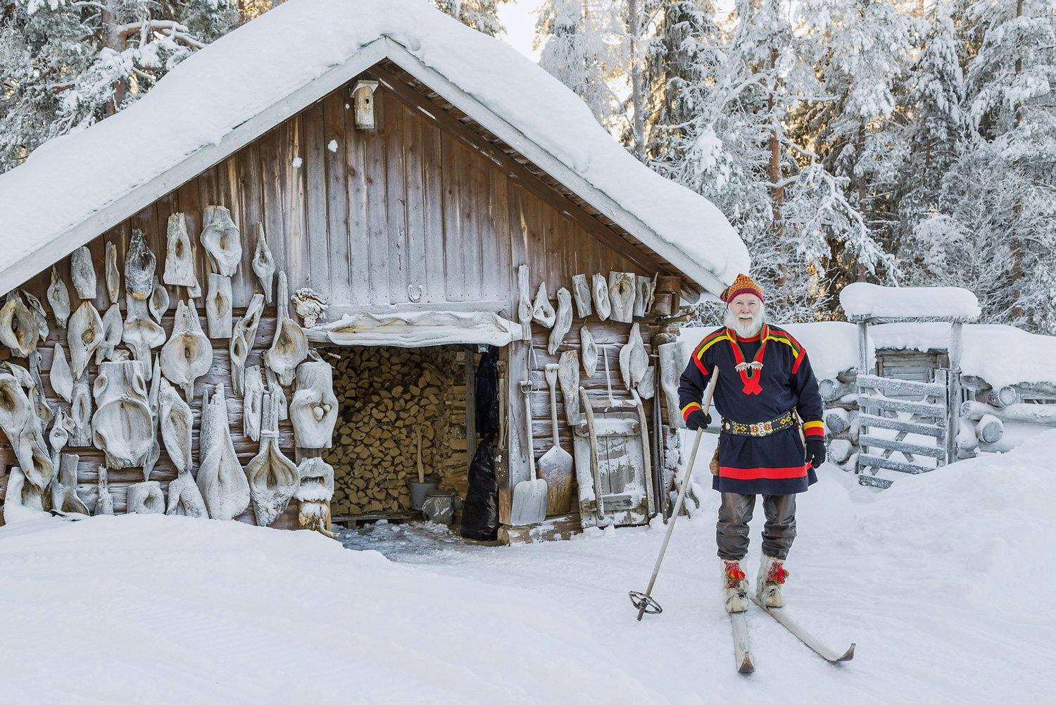 Ein Sami in seiner traditionsreichen Tracht auf dem üblichen Fortbewegungsmittel, den Langlaufskis.