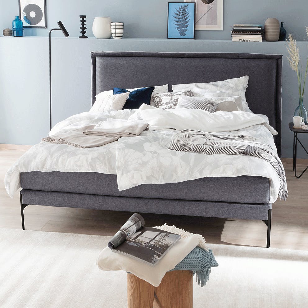 Das Boxspringbett Banda zeichnet sich durch einen umlaufenden Dreifach-Stehsaum aus.