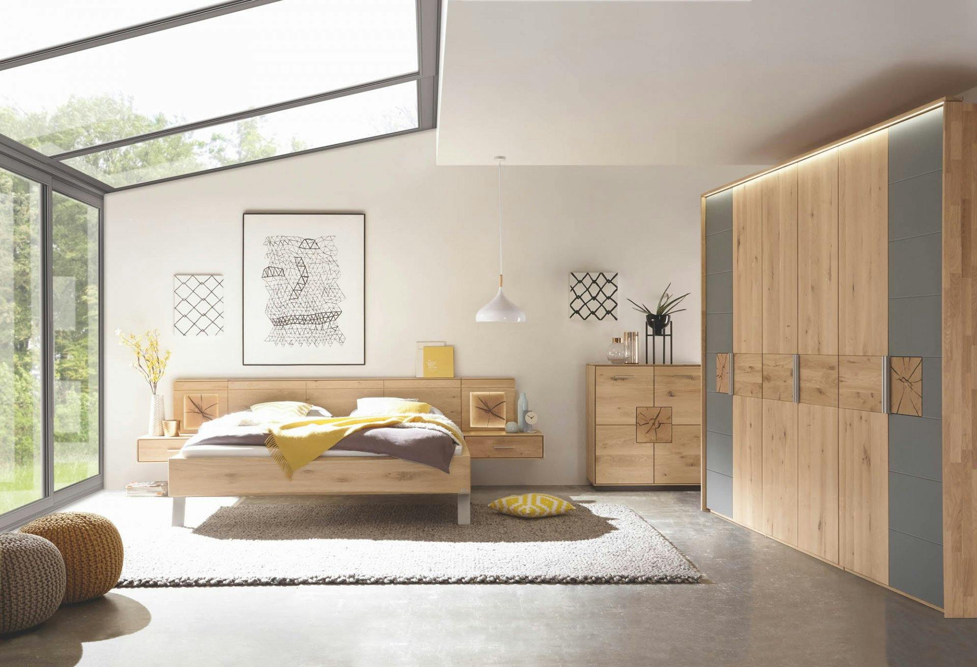 Schlafzimmer Mira aus Massivholz mit umfangreichen Kombinationsmöglichkeiten und vielen sinnvollen Details.