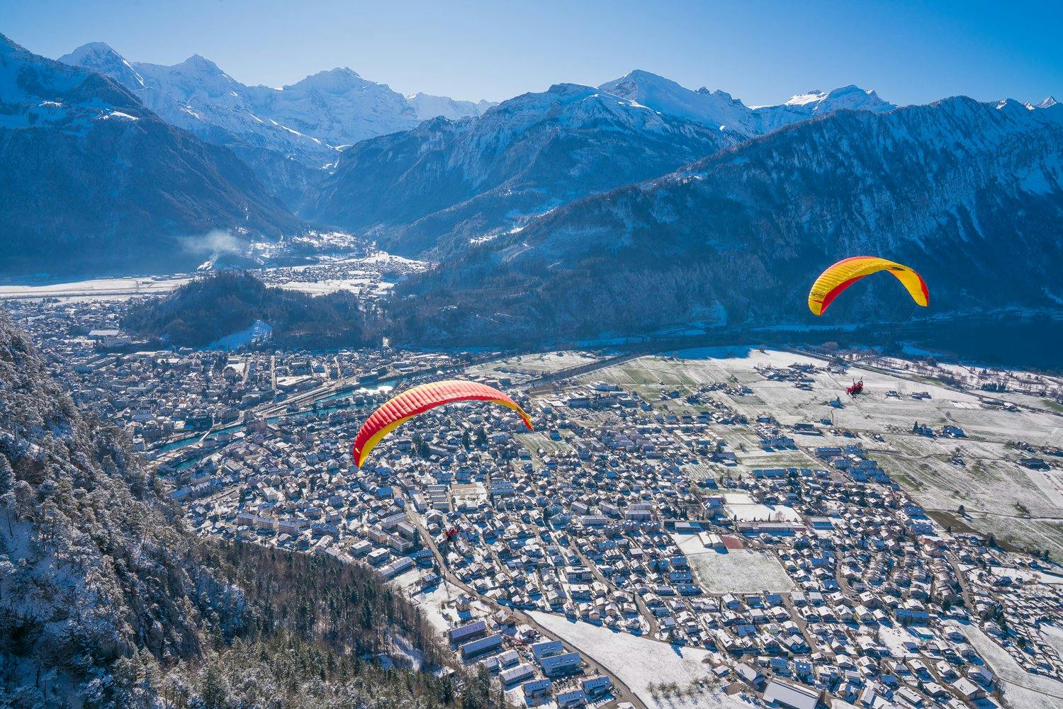 Winterlaken aus der Vogelperspektive: Paragliding .