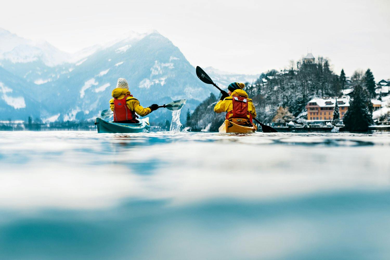 Excursion hivernale mystique en kayak sur le lac de Brienz, à la surface lisse comme un miroir.