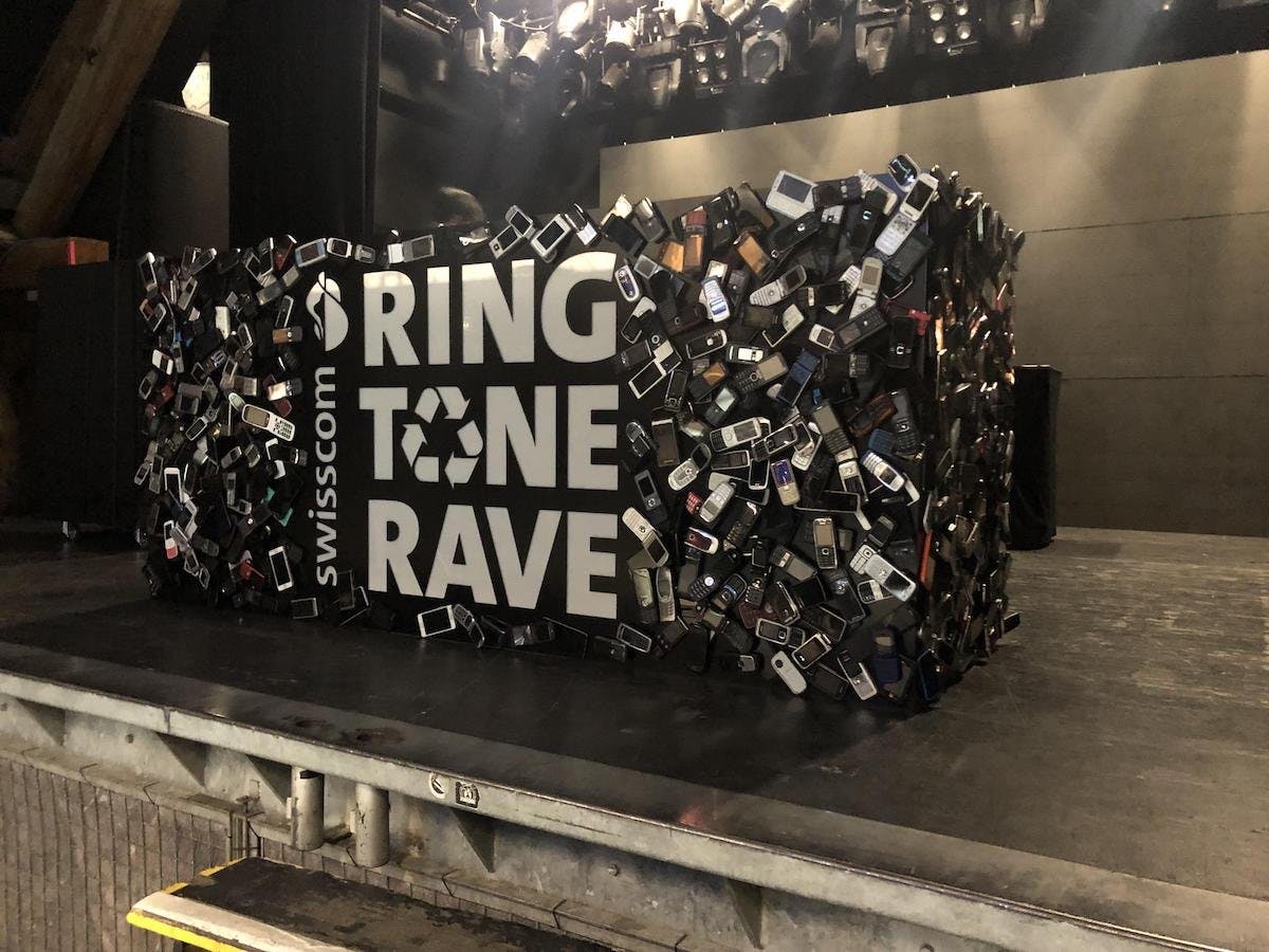 Pour R.EK, il est également important de donner en retour. À la Ringtone Rave, il s'agissait de vieux téléphones portables.