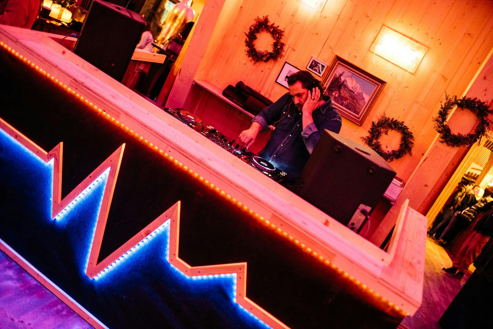 Für musikalische Untermalung sorgen professionelle DJs.