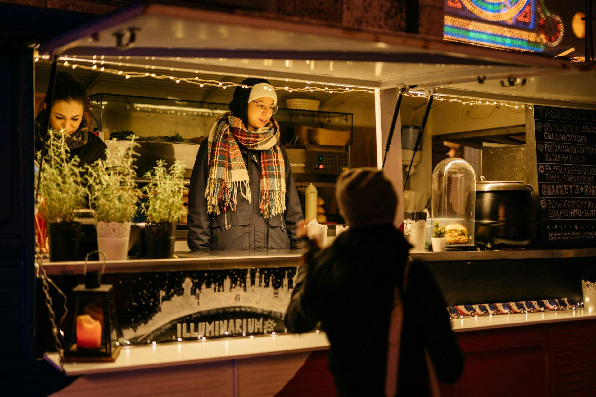 Die zahlreichen Food-Stände ...
