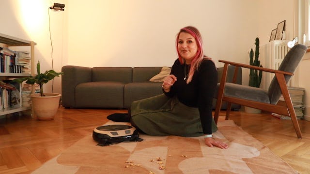 Le Scout RX3 aspire les miettes en un clin d'oeil, même sur le tapis.