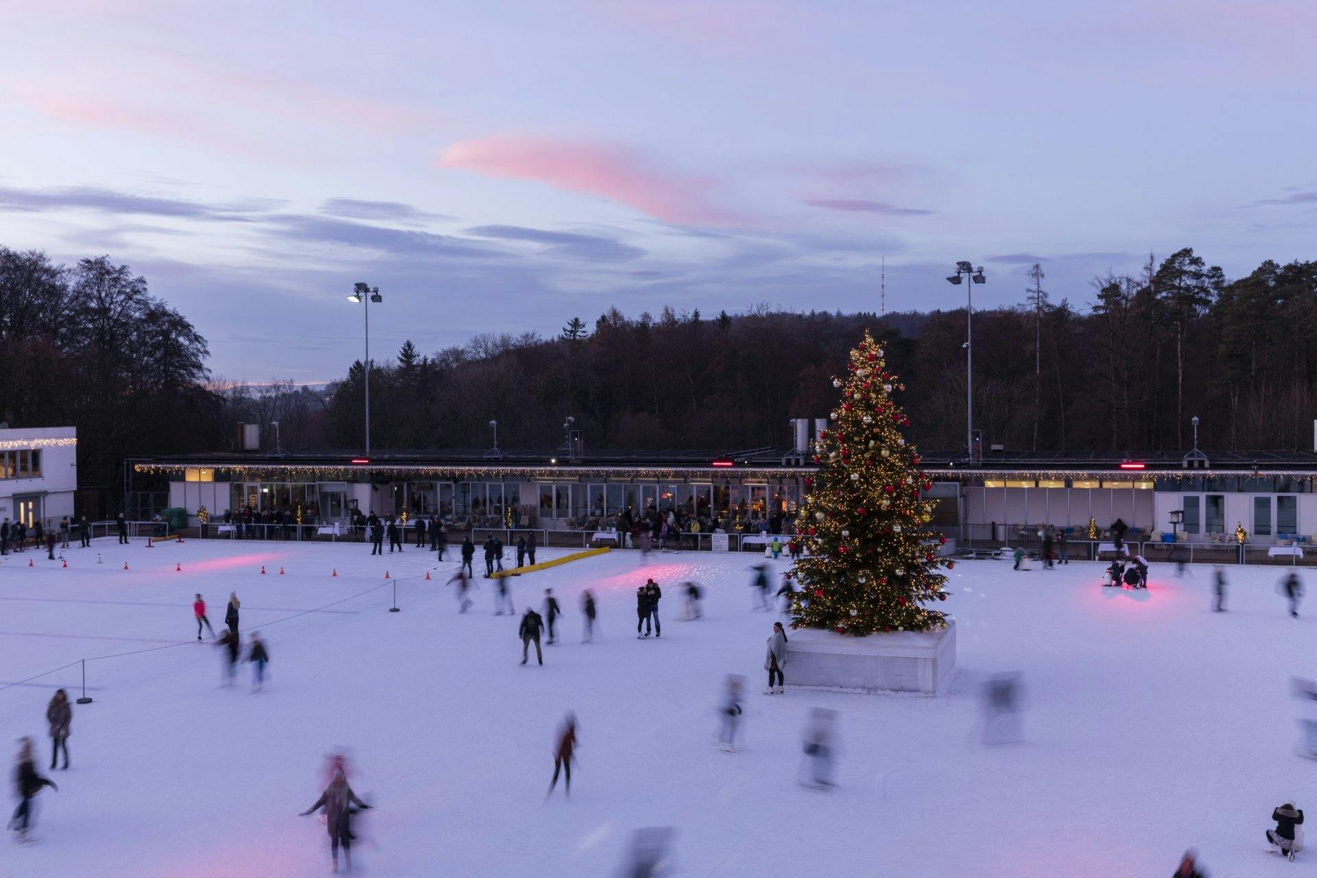 Die Eisbahn beim Dolder ist dank der «Eisdisco» mit DJ, Glühwein, Glitter und Glamour auch bei grösseren Kindern absolut angesagt.