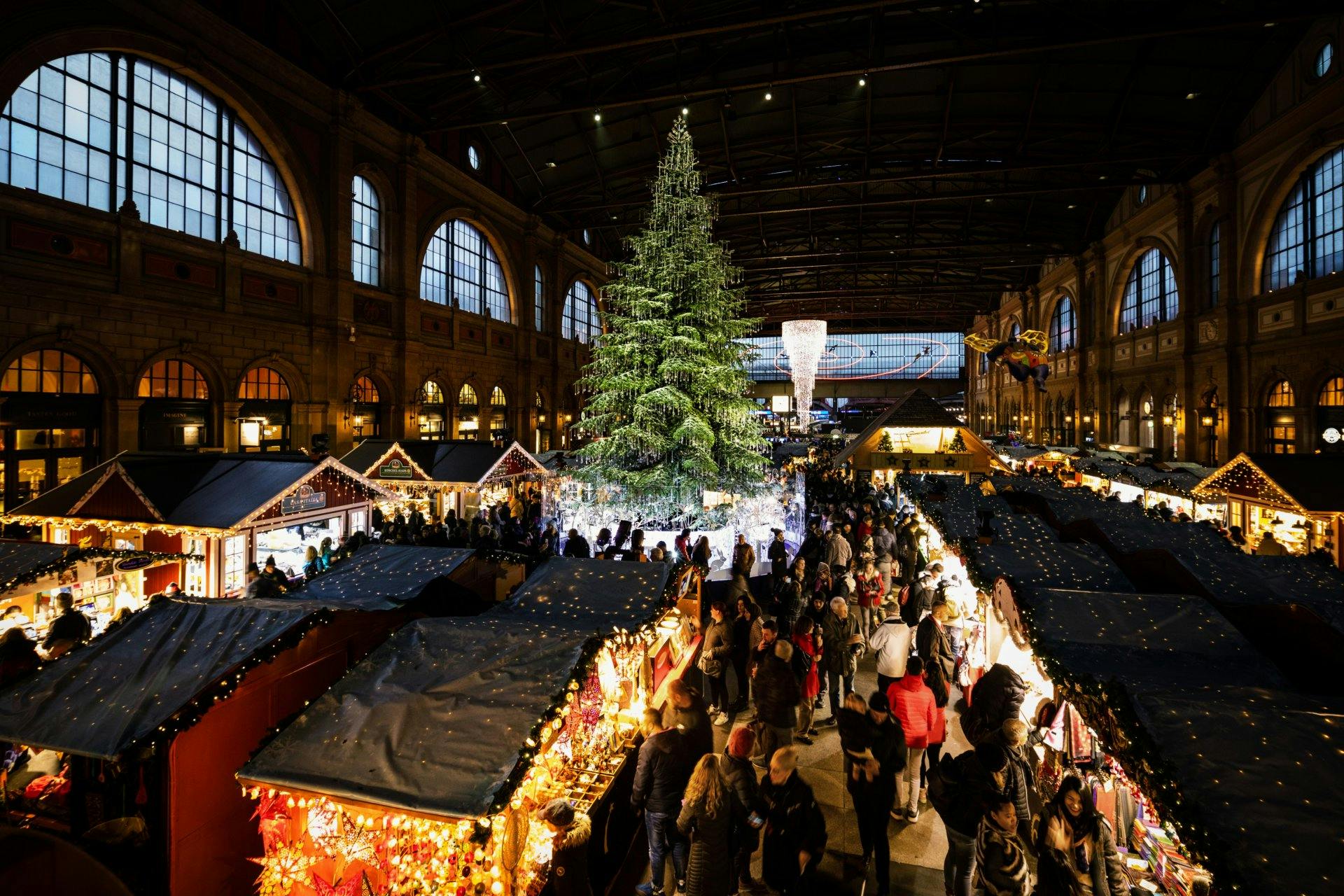 Für Pendler*innen, Passant*innen, für Gross und Klein: der Weihnachtsmarkt im Hauptbahnhof Zürich.