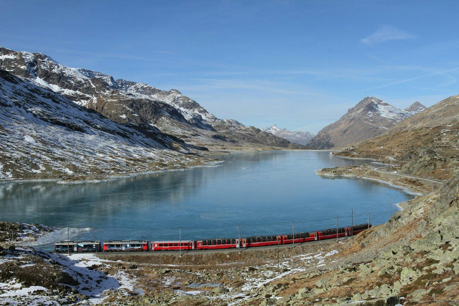 Idyllische Bergseen entlang der Strecke: Lago Bianco.