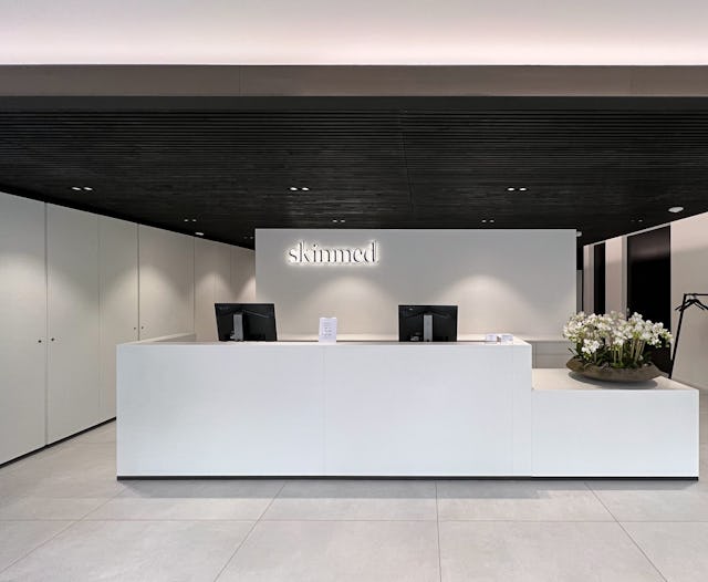 Fast wie im Design-Hotel statt Klinik-Ambiente: Der Empfangsbereich des Skinmed-Standorts in Olten.
