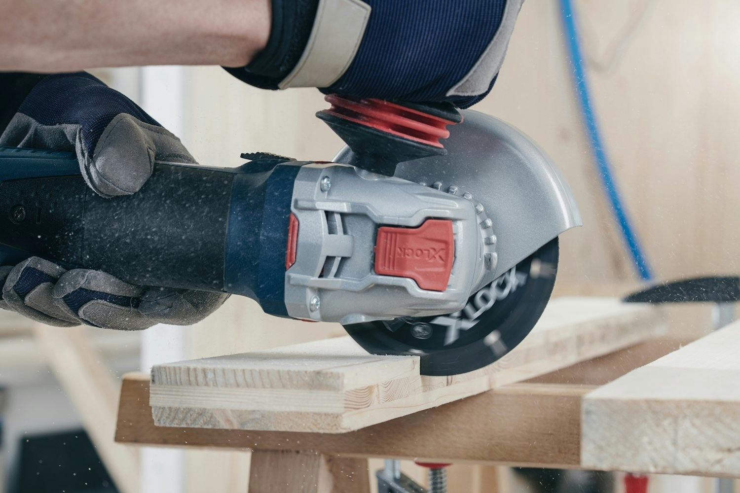 Coupe du bois/plastique: comment faire de ta meuleuse d'angle un outil universel.