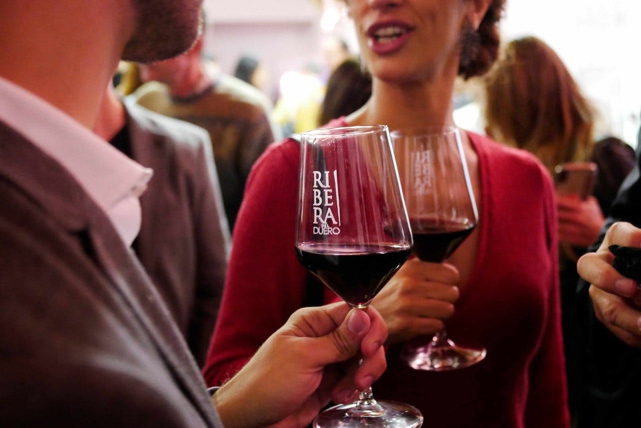 Begleitet wird das Dinner von Weinjournalist Sigi Hiss sowie einem 4-Gang-Menü.