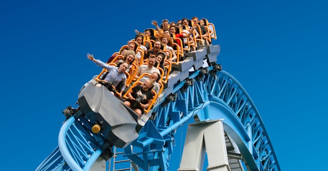 Auf die Achterbahn mit der ganzen Familie: Probiere dein Glück und gewinne 7777 Franken.