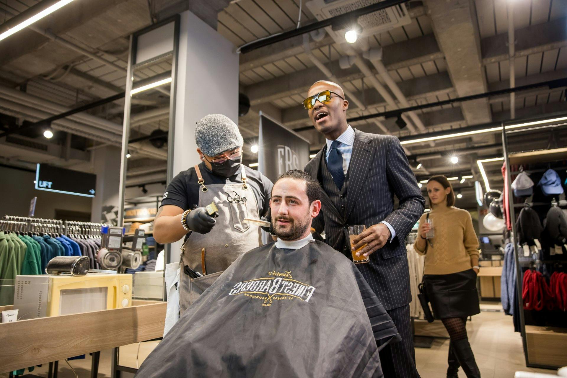 Hier wird ein Mo Bro frisch rasiert.