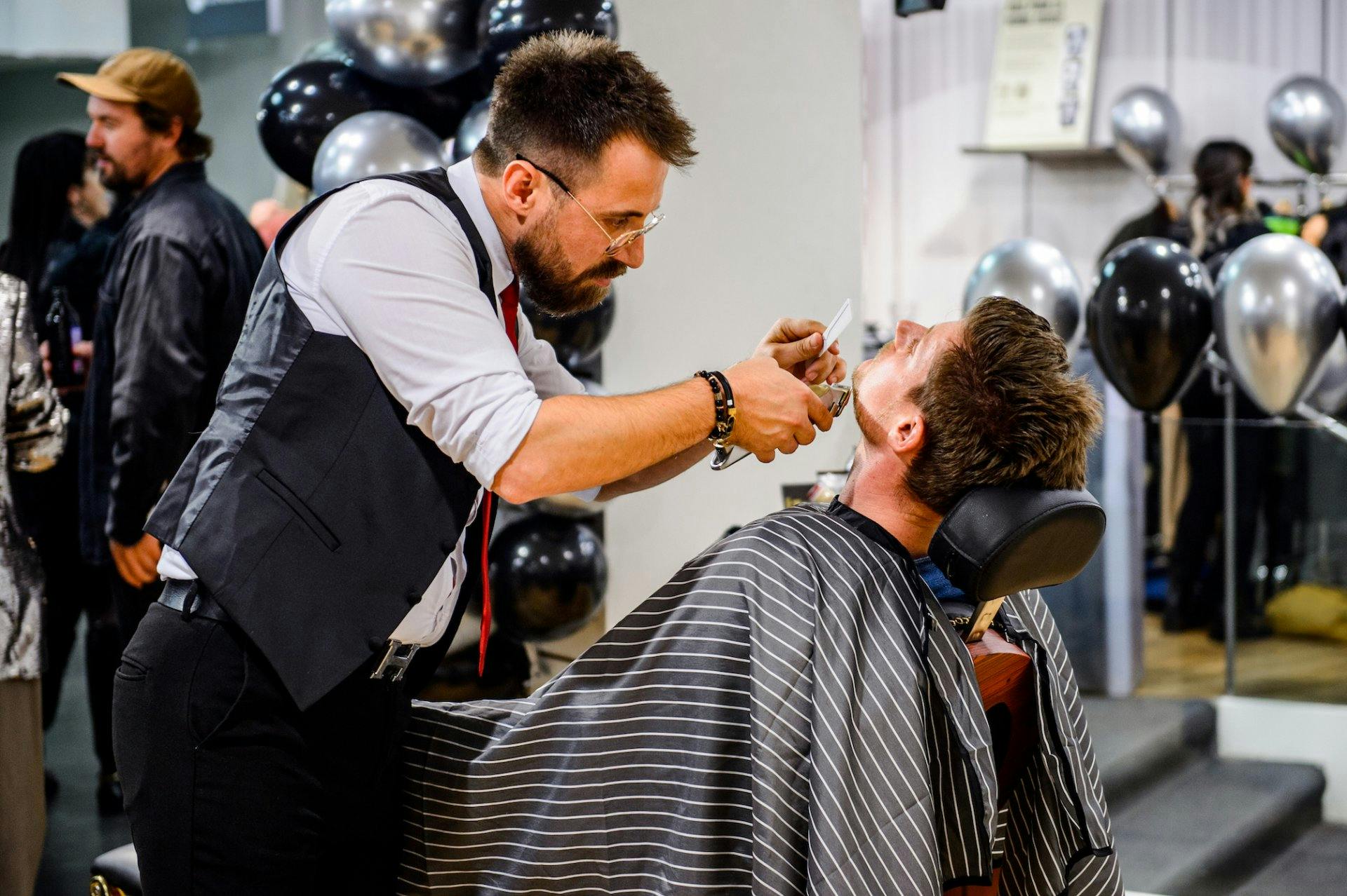 Le barbier Poga apporte la touche finale chez ce modèle.