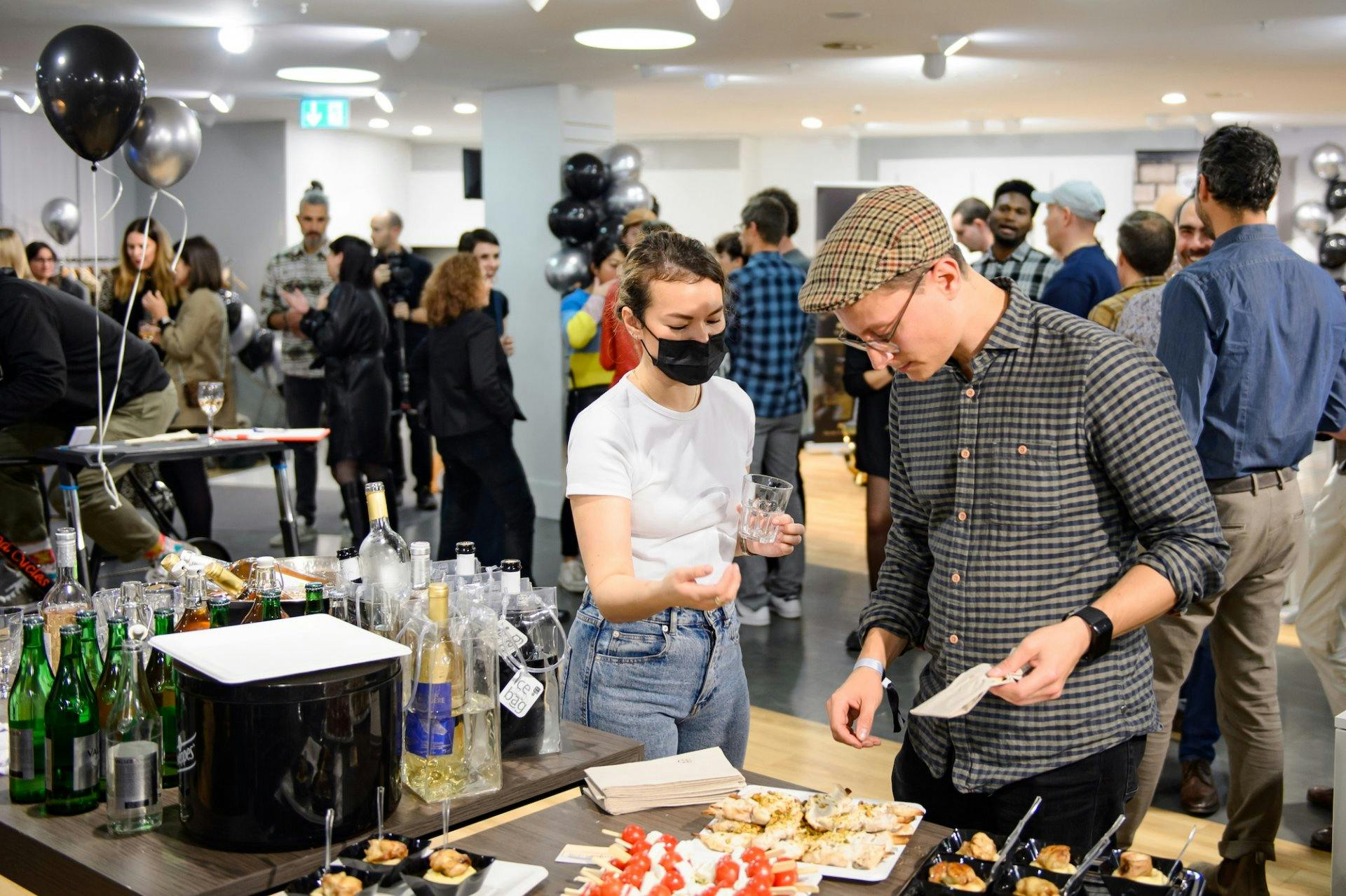 Il y avait évidemment aussi de quoi se sustenter et de quoi trinquer.