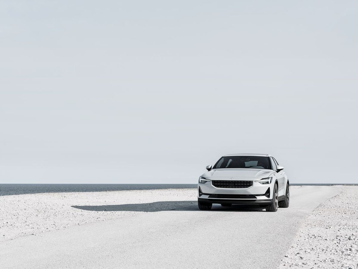 Und das Beste? All das geht gänzlich ohne brüllende Auspuffrohre oder ratternde Scheiben. Selbst bei hohem Tempo ist im Polestar 2 nur ein leises Surr...