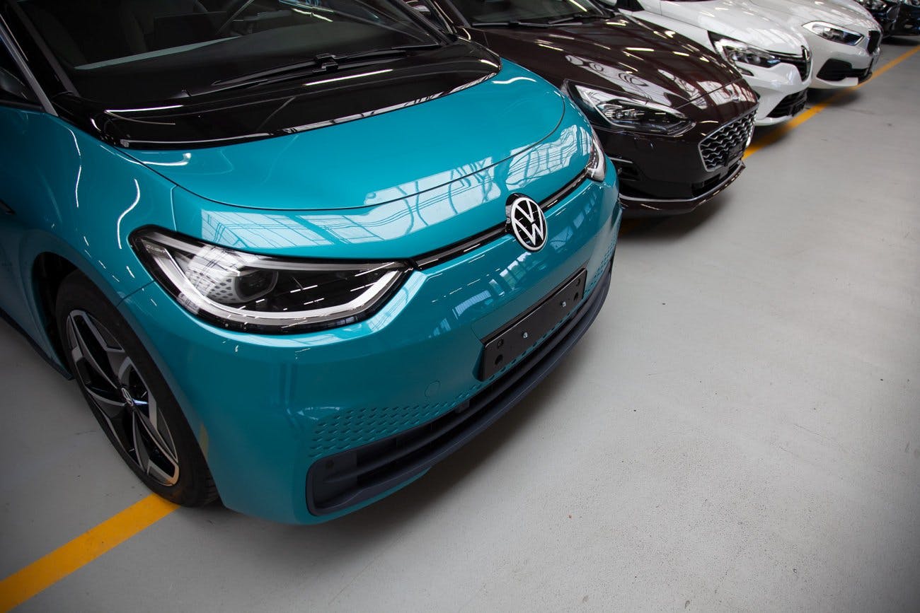 Diverse Autos warten am Hauptsitz in Bannwil auf ihre neuen Besitzerinnen und Besitzer. Die Autos werden von Carvolution eingelöst und auf Wunsch dire...