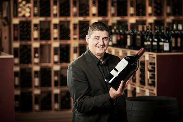 Sebastian Pospisil und sein Team aus erfahrenen Beraterinnen und Beratern teilen ihre Leidenschaft für Wein gerne mit dir in Suhr.