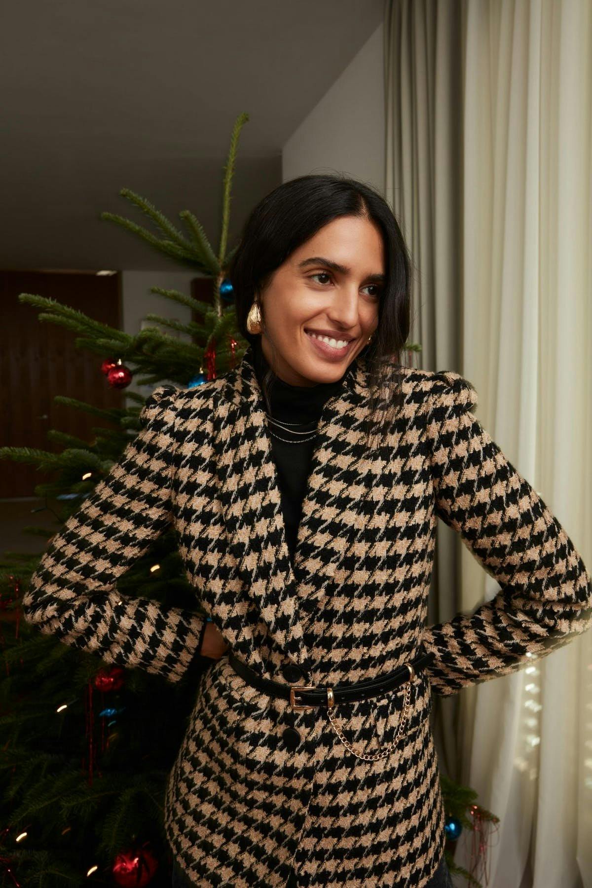 Ein goldiger Blazer sorgt immer für einen glänzenden Auftritt.