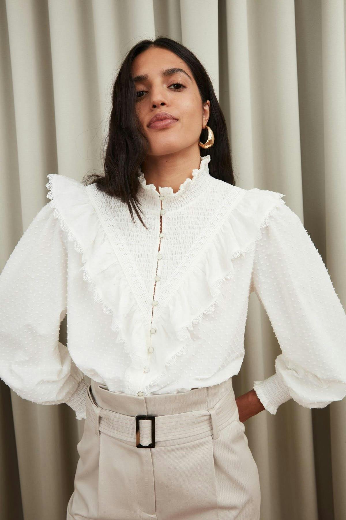 Zum Hingucker wird dein Outfit mit diesem verspielten Rüschenhemd.