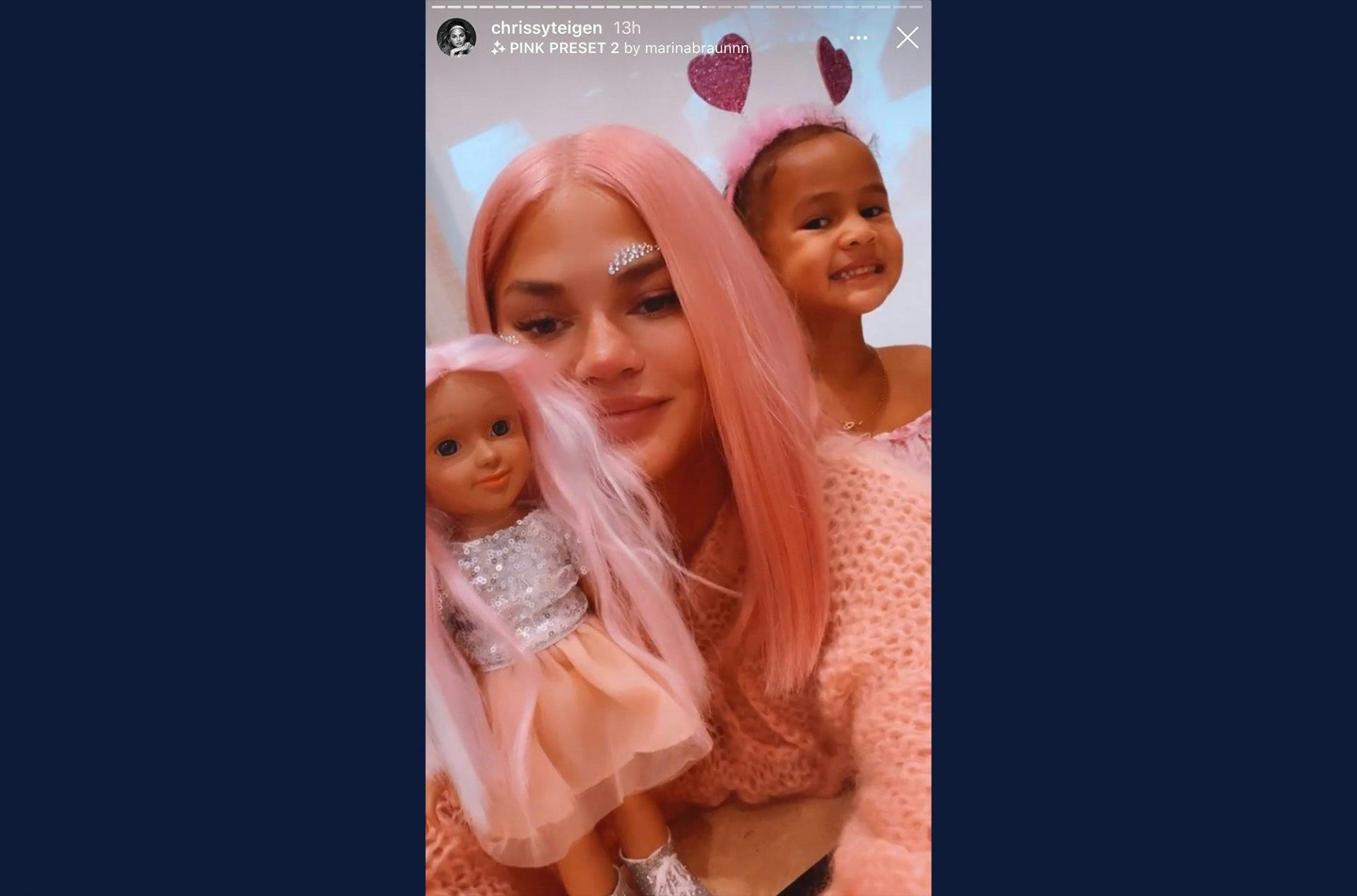 Chrissy Teigen und Tochter lieben die Puppen.