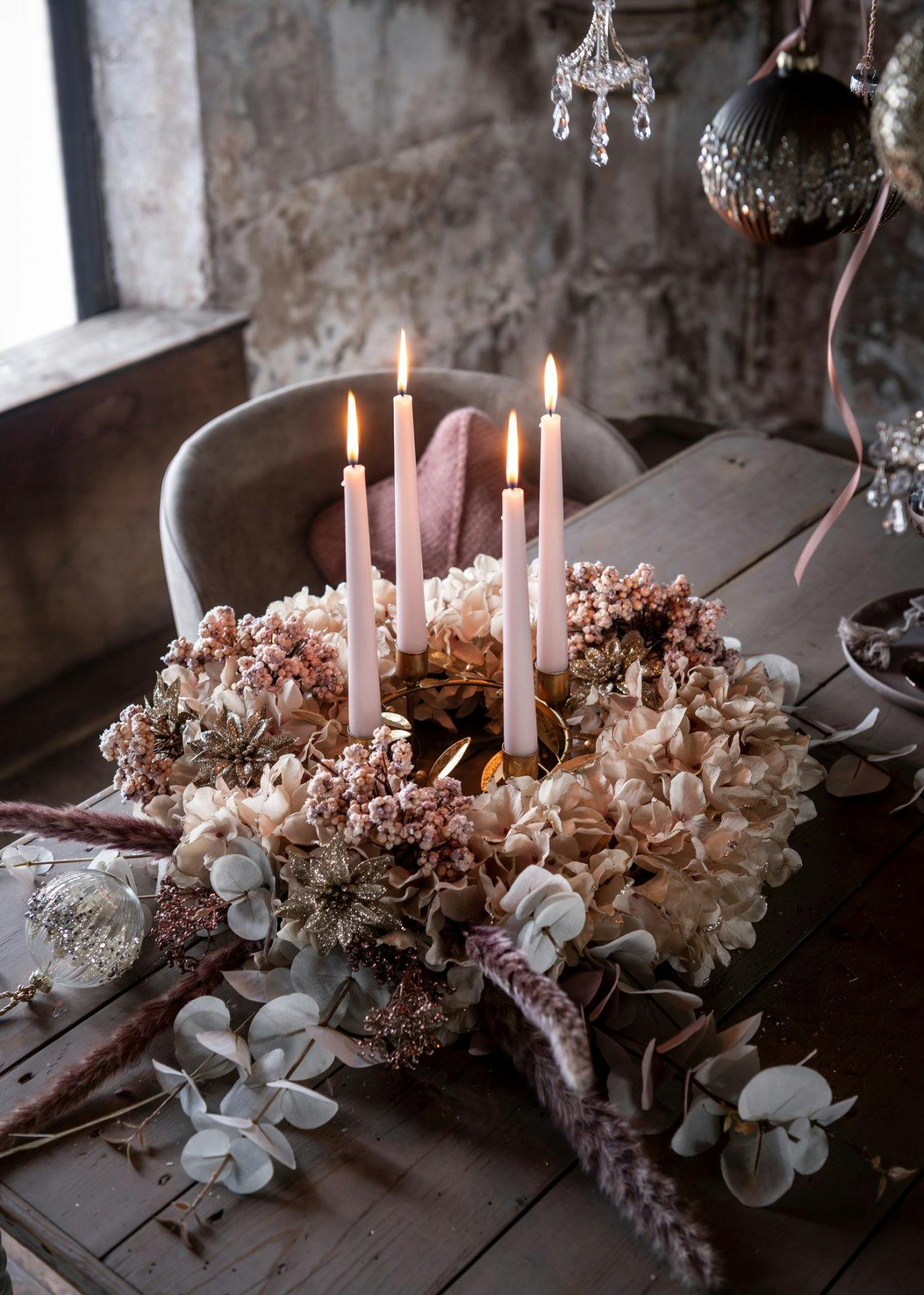 Mit dem Zubehör von DEPOT kreierst du wunderschöne Adventskränze für dein Zuhause.